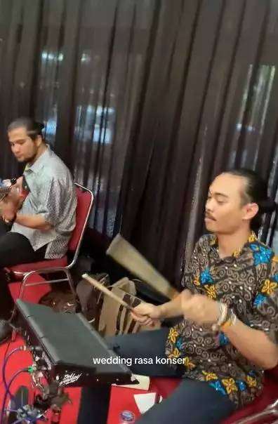 Potret Sheila On 7 Tampil di Acara Pernikahan dengan Panggung ala Kadarnya, tapi Rasanya Seperti Nonton Konser