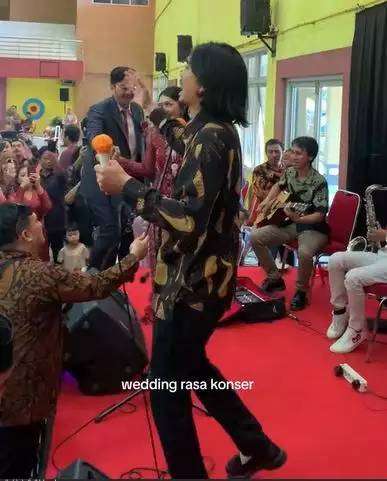 Potret Sheila On 7 Tampil di Acara Pernikahan dengan Panggung ala Kadarnya, tapi Rasanya Seperti Nonton Konser