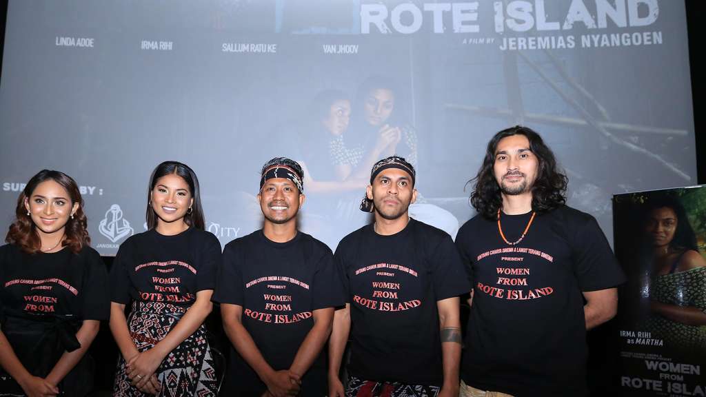 Women From Rote Island, Pengalaman Pahit yang Dialami TKI Ilegal 