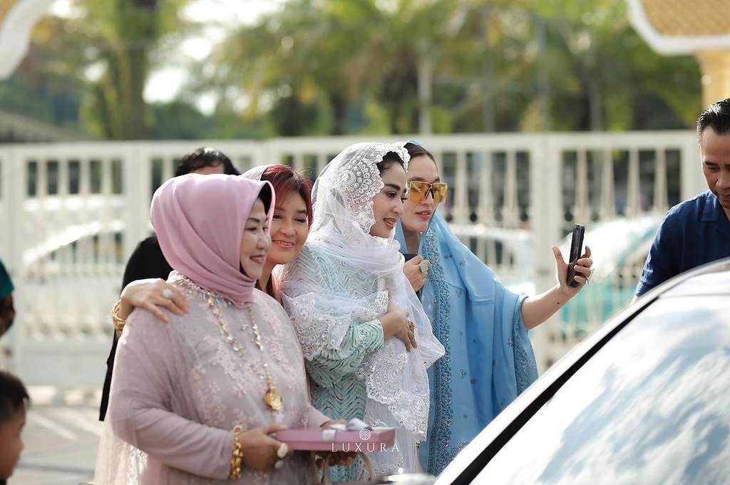 Sempat Berseteru, Momen Dewi Perssik Hadir Penikahan Rosa Meldianti