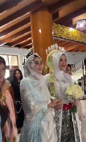 Sempat Berseteru, Momen Dewi Perssik Hadir Penikahan Rosa Meldianti
