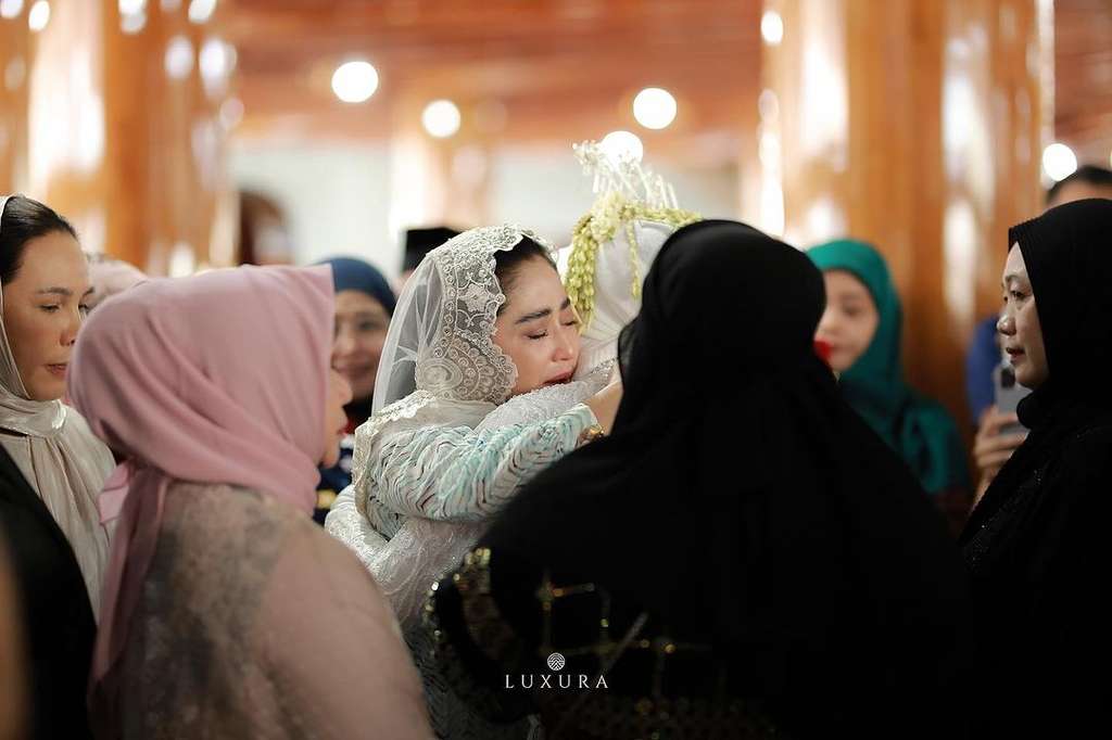 Sempat Berseteru, Momen Dewi Perssik Hadir Penikahan Rosa Meldianti