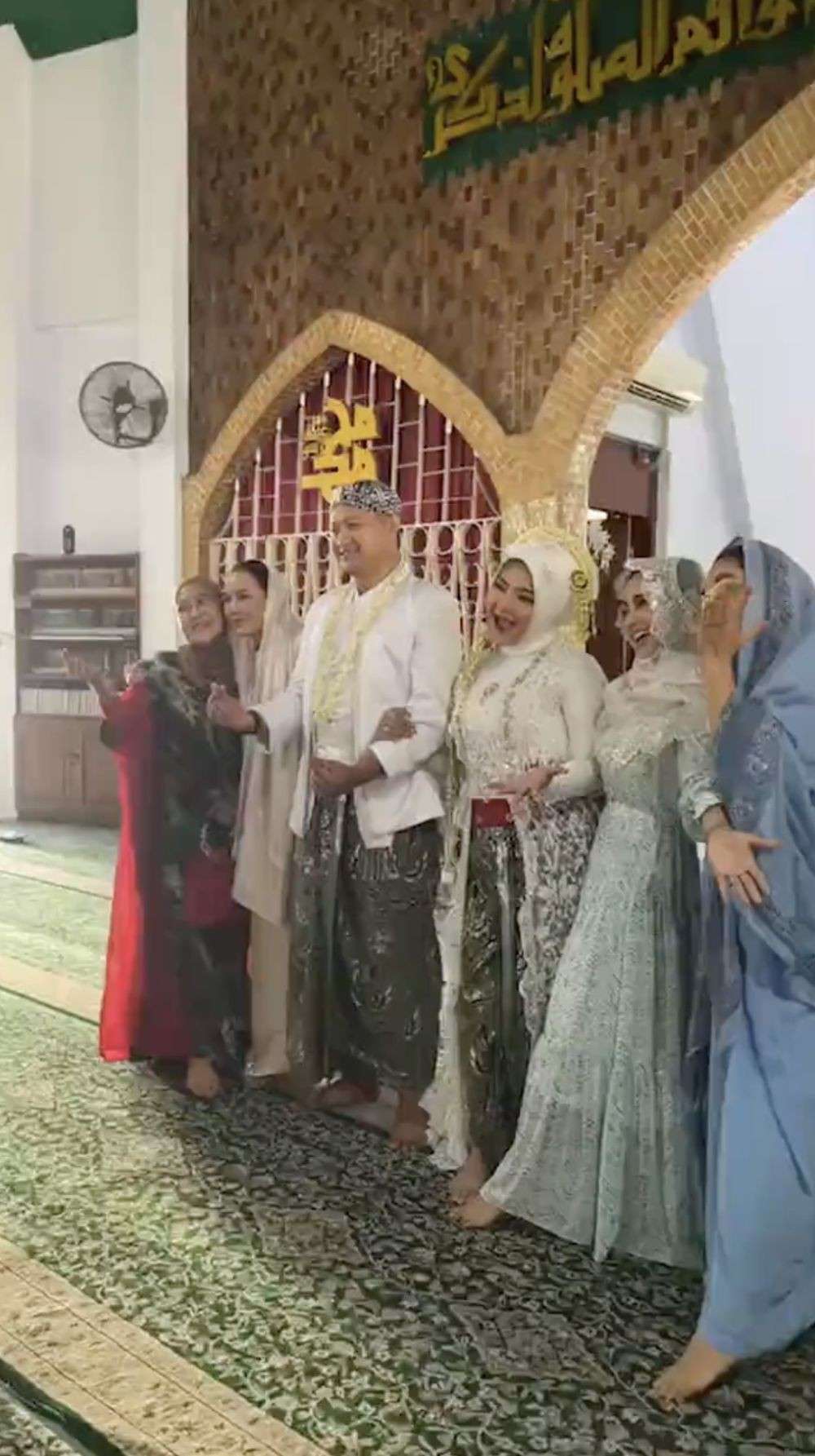 Sempat Berseteru, Momen Dewi Perssik Hadir Penikahan Rosa Meldianti