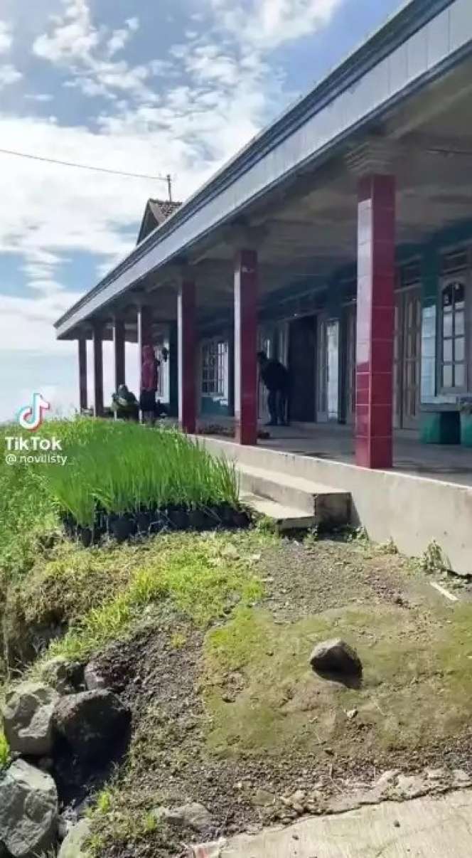 Potret Rumah Beralaskan Semen Milik Biduan Koplo, Penampakan Dapurnya Bikin Melongo 