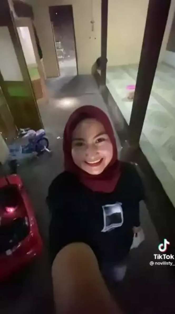 Potret Rumah Beralaskan Semen Milik Biduan Koplo, Penampakan Dapurnya Bikin Melongo 