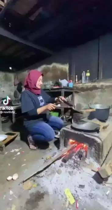 Potret Rumah Beralaskan Semen Milik Biduan Koplo, Penampakan Dapurnya Bikin Melongo 