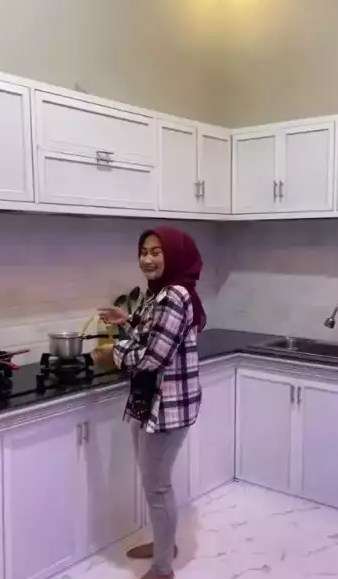 Potret Rumah Beralaskan Semen Milik Biduan Koplo, Penampakan Dapurnya Bikin Melongo 