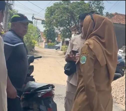 Potret Kepala Desa Indah Aprianti Berani Hadapi Pria Tolak Bangun Jalan Desa, Tak Hanya Cantik Pendidikannya Bukan Kaleng-Kaleng
