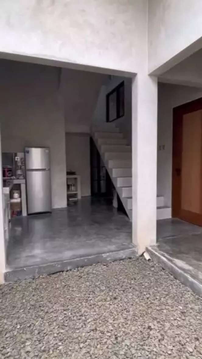 Rumah Low Budget Berkonsep Industrial Ini Dibangun Tanpa Keramik, Cat Dinding, dan Plafon, Lihat Isi Dalamnya Ternyata…