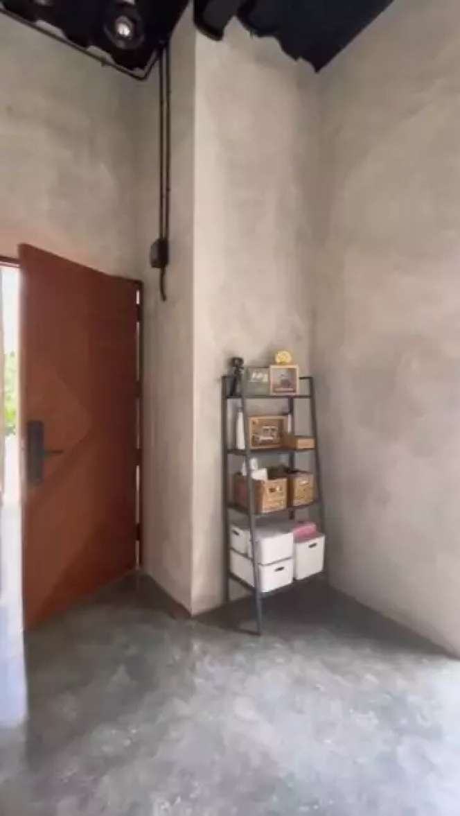 Rumah Low Budget Berkonsep Industrial Ini Dibangun Tanpa Keramik, Cat Dinding, dan Plafon, Lihat Isi Dalamnya Ternyata…