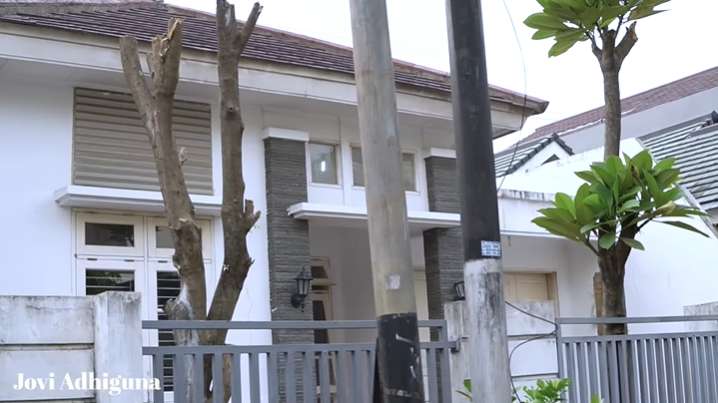 10 Potret Rumah Jovi Adhiguna, Viral Makan Bakso Campur Kerupuk Babi, Restoran Hancurkan Alat Makan