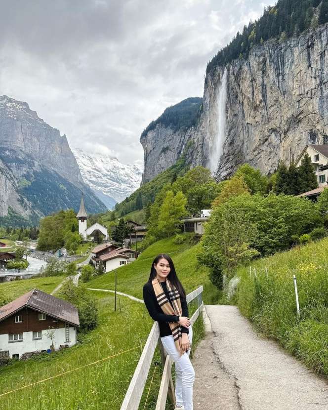 Potret Chen Giovani Calon Mantu Hotman Paris yang Doyan Barang Branded
