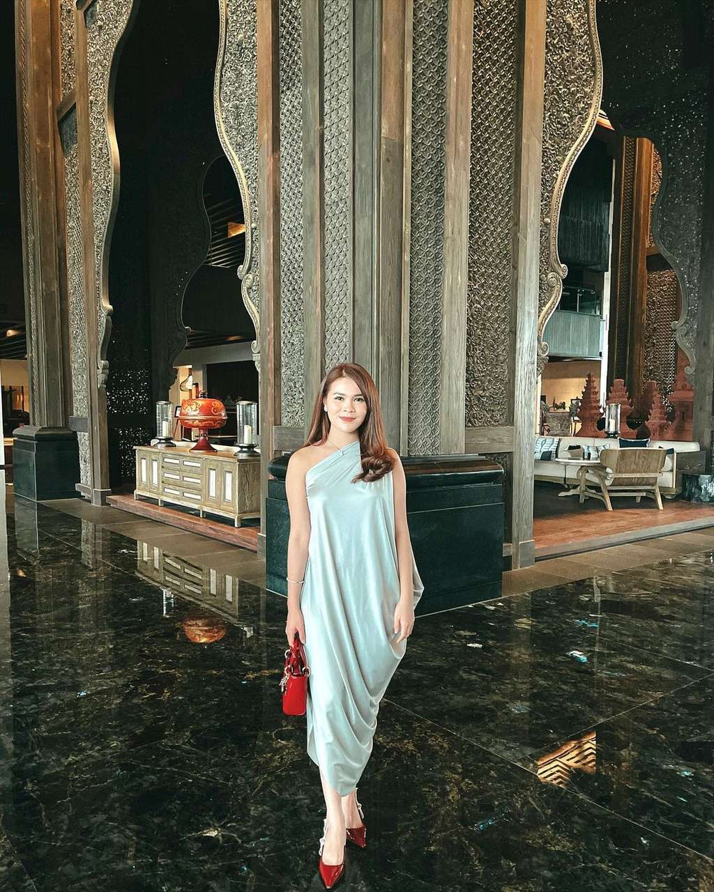 Potret Chen Giovani Calon Mantu Hotman Paris yang Doyan Barang Branded