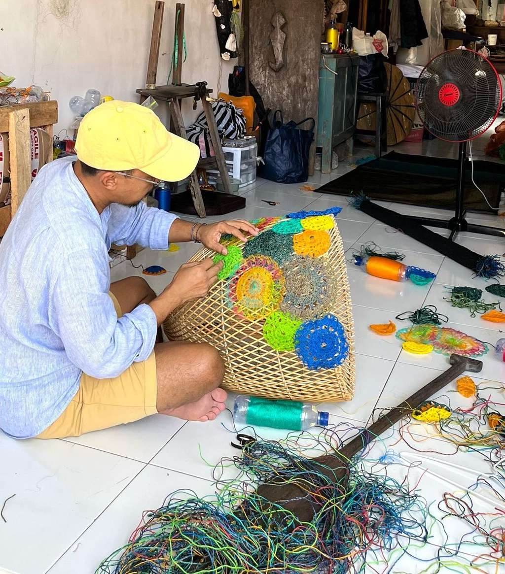 Karya Seniman Indonesia Ari Bayuaji Diakui Internasional, Ubah Sampah Laut Jadi Seni Instalasi 