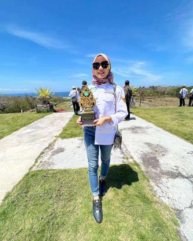 Potret Kades Cantik Indah Aprianti yang Viral Usai Berani Hadapi Pria Tolak Bangun Jalan Desa, Pendidikannya Bukan Kaleng-Kaleng