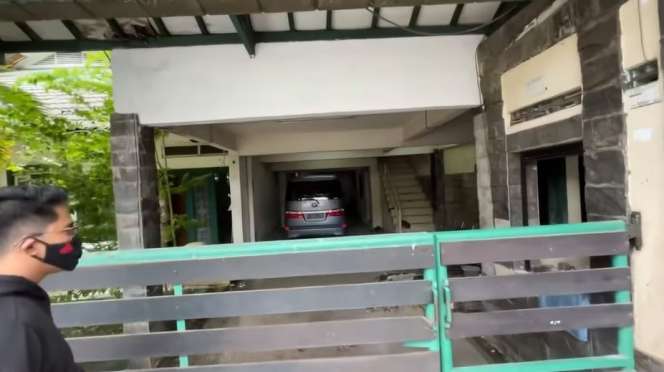 10 Potret Rumah Masa Kecil Nagita Slavina yang Tak Pernah Tersorot, Kini Terbengkalai dan Berhantu!