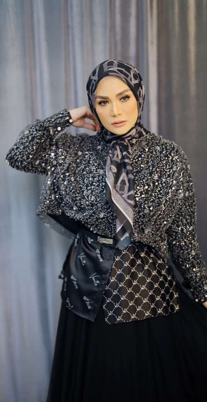 Potret Krisdayanti Berubah Penampilan Jadi Berhijab, Plek Ketiplek Aurel Hermansyah