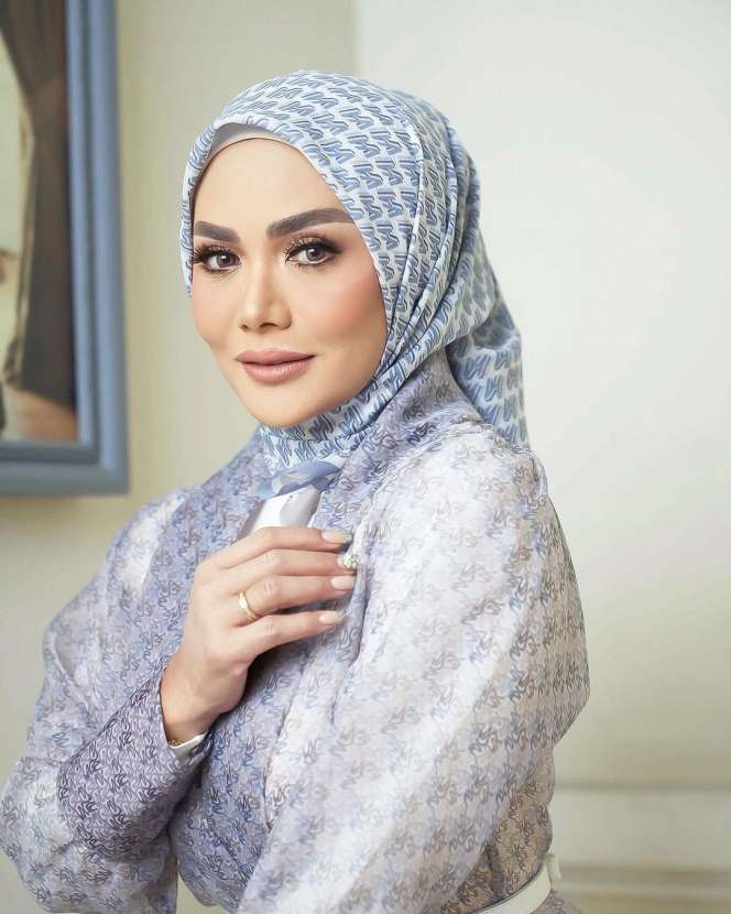 Potret Krisdayanti Berubah Penampilan Jadi Berhijab, Plek Ketiplek Aurel Hermansyah