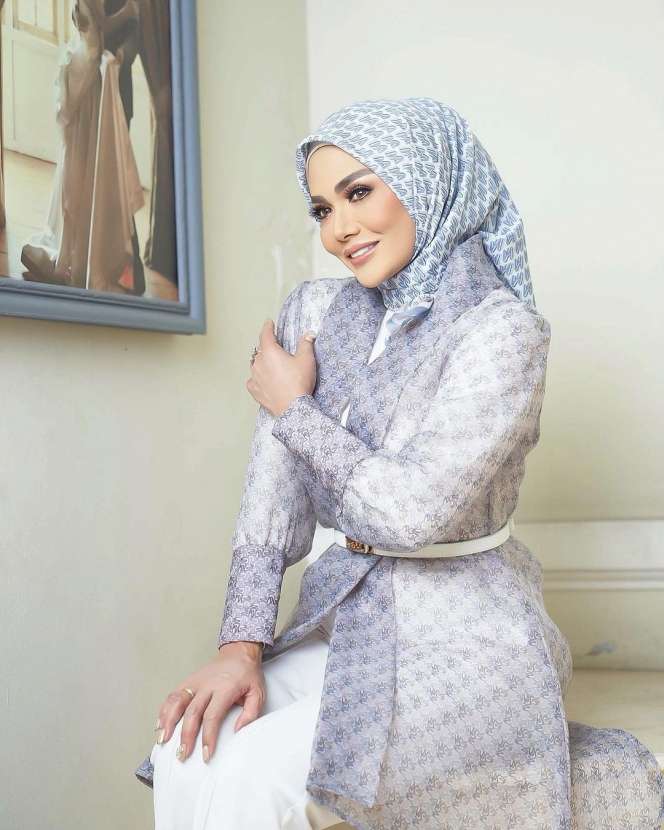 Potret Krisdayanti Berubah Penampilan Jadi Berhijab, Plek Ketiplek Aurel Hermansyah
