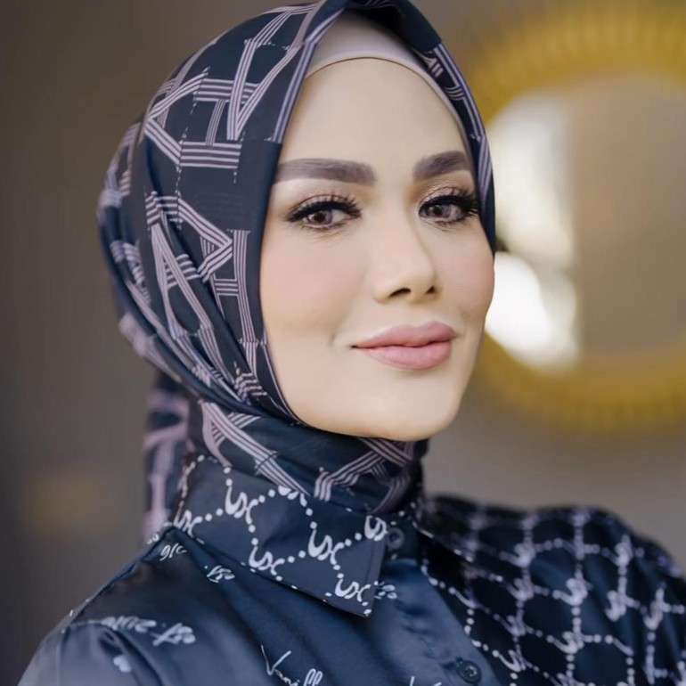 Potret Krisdayanti Berubah Penampilan Jadi Berhijab, Plek Ketiplek Aurel Hermansyah