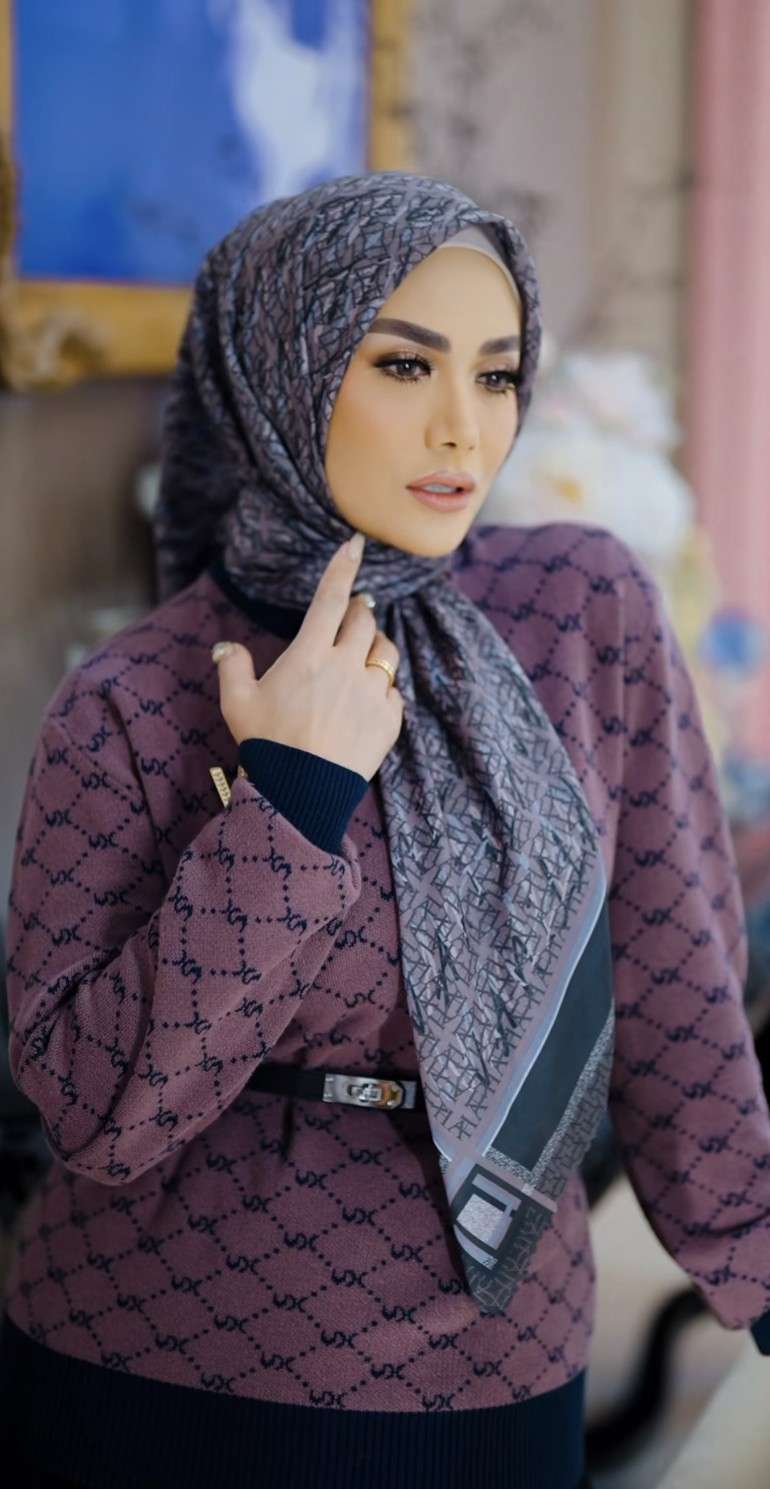 Potret Krisdayanti Berubah Penampilan Jadi Berhijab, Plek Ketiplek Aurel Hermansyah