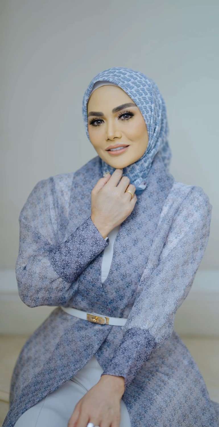 Potret Krisdayanti Berubah Penampilan Jadi Berhijab, Plek Ketiplek Aurel Hermansyah