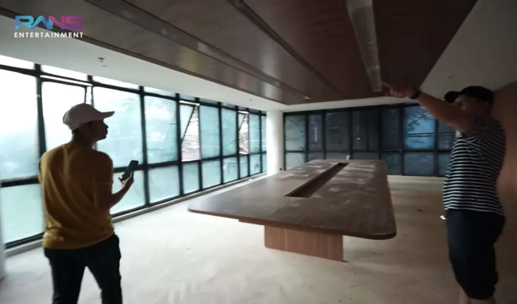 10 Potret Kantor Baru Raffi Ahmad yang Menelan Rp150 Miliar, Mewahnya Bikin Menjerit!
