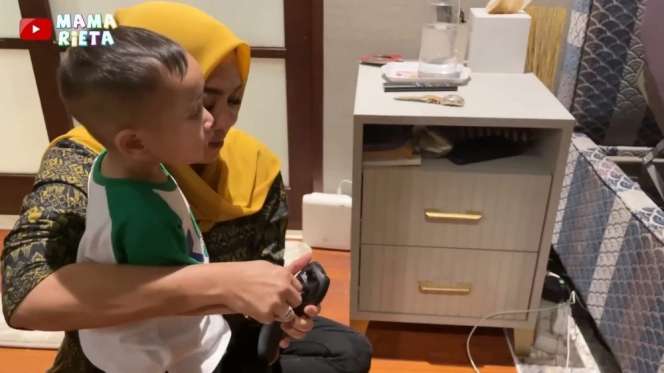 Momen Detik-detik Rafathar Kejepit di Kasur Canggih Rieta Amilia