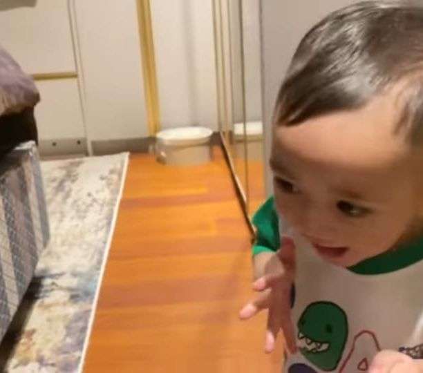 Momen Detik-detik Rafathar Kejepit di Kasur Canggih Rieta Amilia