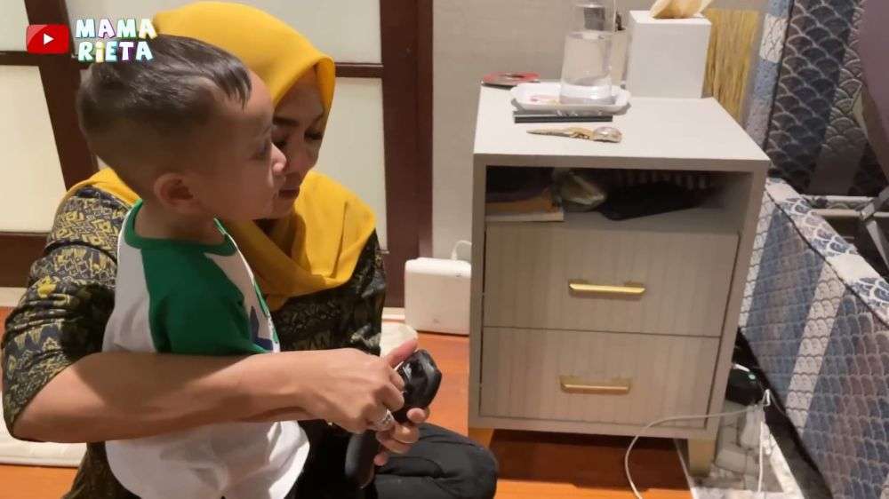 Momen Detik-detik Rafathar Kejepit di Kasur Canggih Rieta Amilia