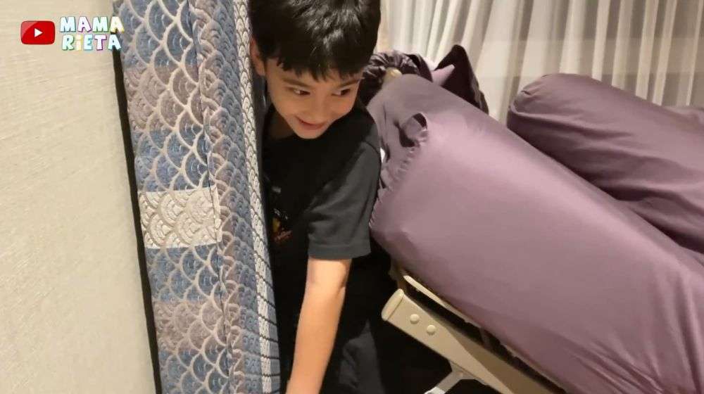Momen Detik-detik Rafathar Kejepit di Kasur Canggih Rieta Amilia