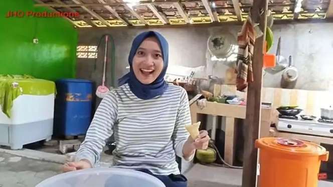 Potret Rumah Yeni Inka Sang Ratu Ambyar di Kampung, Dindingnya Kayu