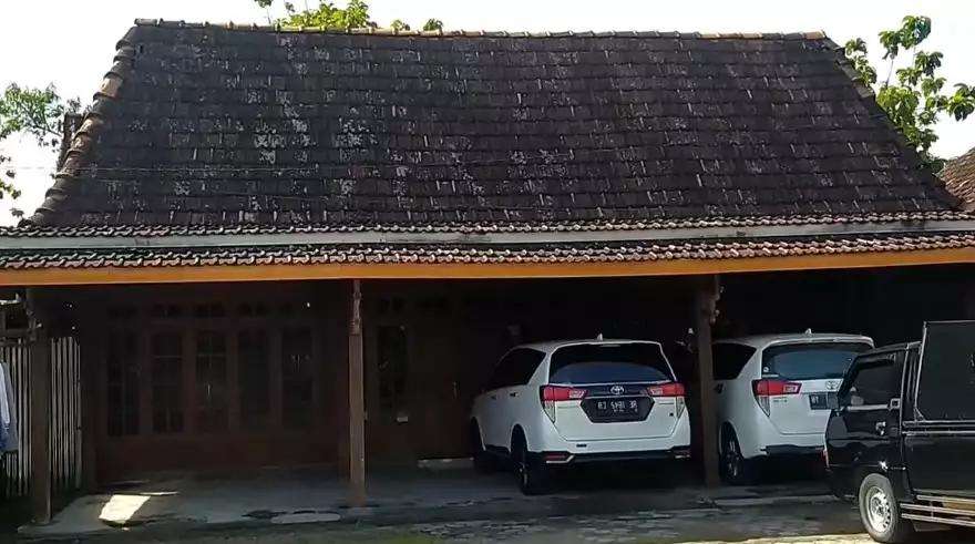 Potret Rumah Yeni Inka Sang Ratu Ambyar di Kampung, Dindingnya Kayu