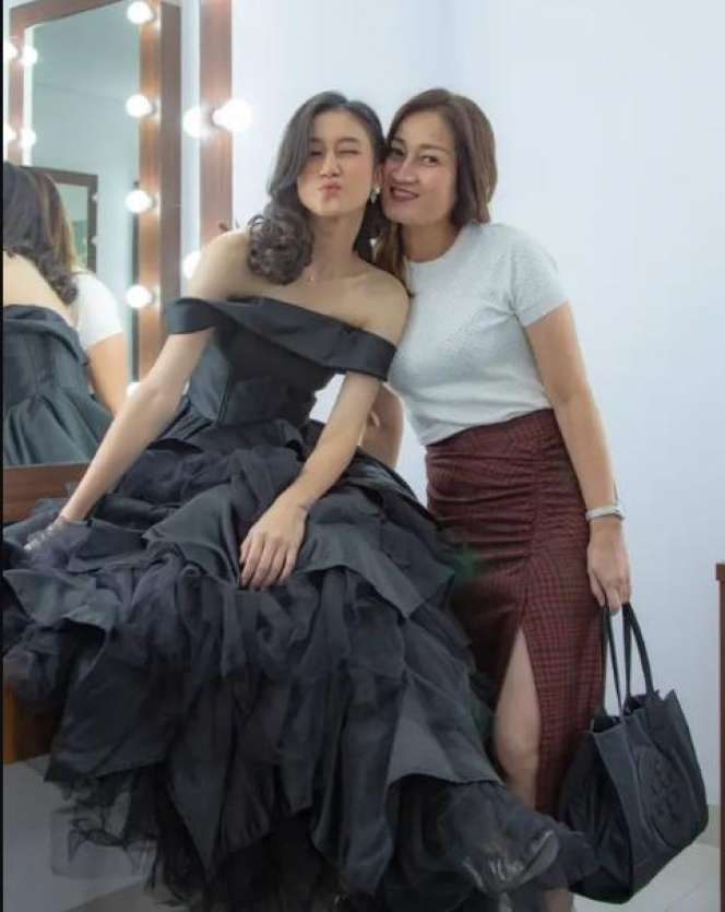 Potret Kedekatan Keisya Levronka dan Mama, Cantiknya Plek Ketiplek 