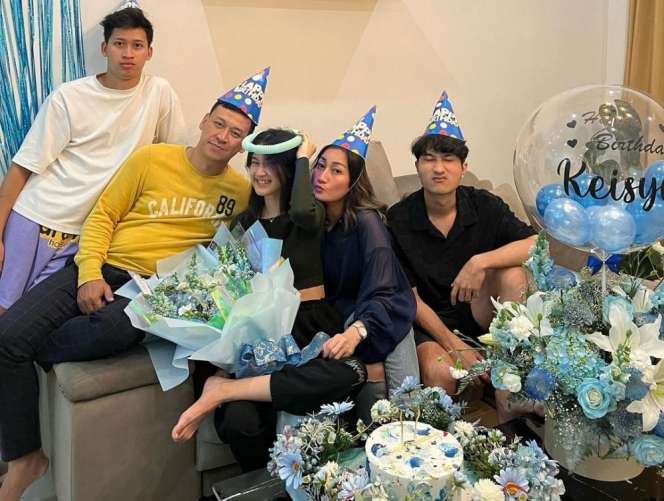 Potret Kedekatan Keisya Levronka dan Mama, Cantiknya Plek Ketiplek 