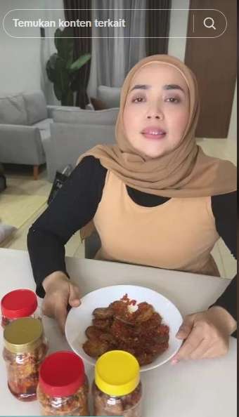 10 Potret Toko Online Muzdalifah di Istana Mewahnya, Dikenal Tajir Melintir, Kini Jualan Tisu & Sabun