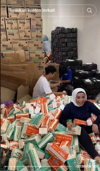 10 Potret Toko Online Muzdalifah di Istana Mewahnya, Dikenal Tajir Melintir, Kini Jualan Tisu & Sabun