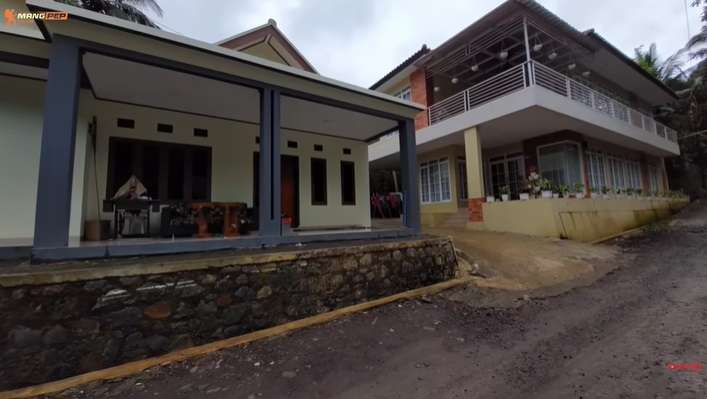 Tak Disangka Rumah Mewah Mepet Sawah Ini Milik Pedangdut Ternama, Dulu Berdinding Bambu Kini Berubah Drastis Usai Direnovasi