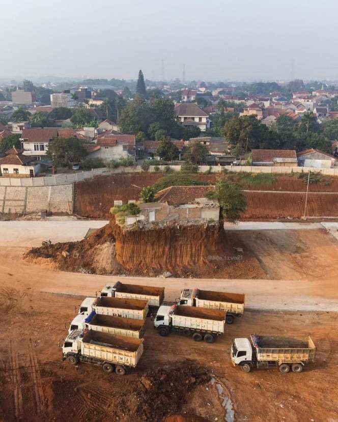 Viral Rumah Berdiri 'Sendirian' di Tengah Jalan Tol Cijago Depok, Ini Penyebab dan Kondisinya Sekarang