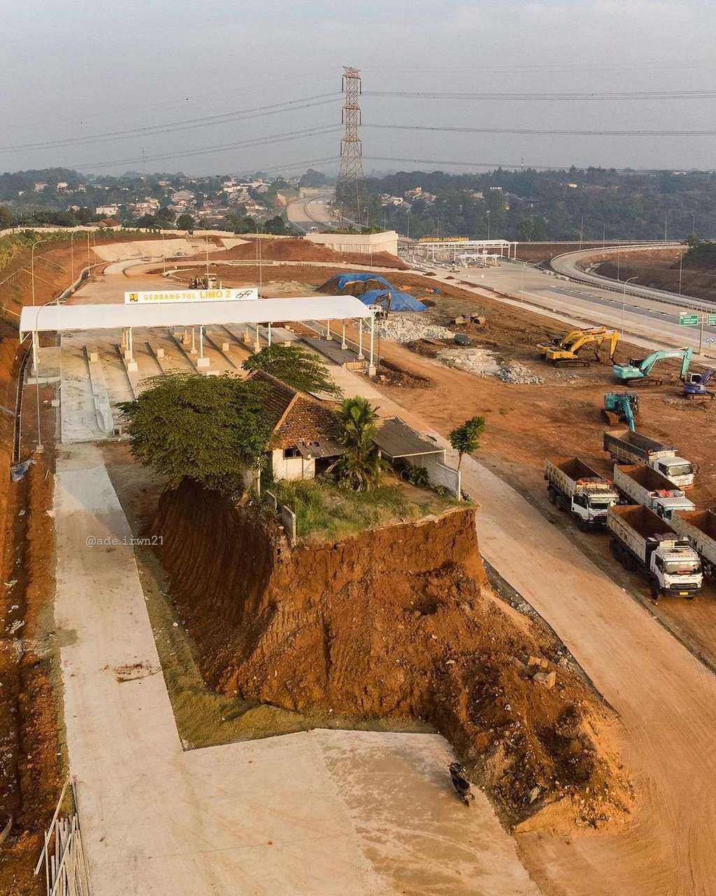 Viral Rumah Berdiri 'Sendirian' di Tengah Jalan Tol Cijago Depok, Ini Penyebab dan Kondisinya Sekarang