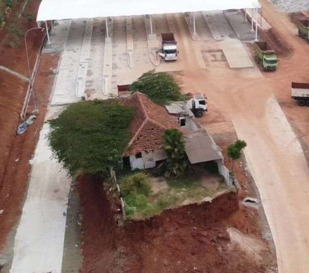 Viral Rumah Berdiri 'Sendirian' di Tengah Jalan Tol Cijago Depok, Ini Penyebab dan Kondisinya Sekarang