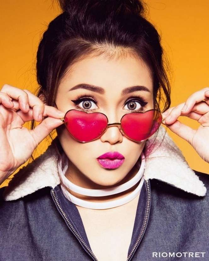 Gaya Hits Ayu Ting Ting Pakai Kacamata, Mirip Gadis Korea