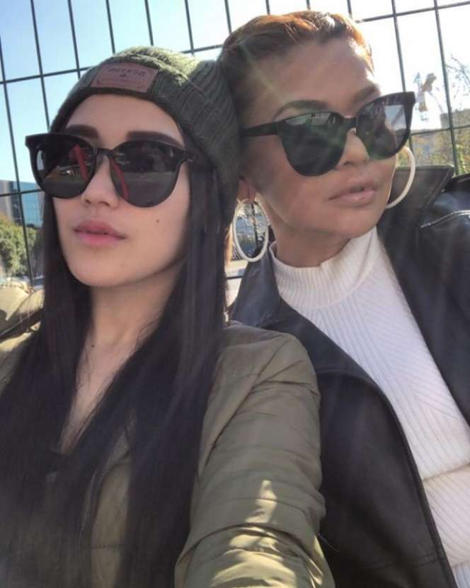 Gaya Hits Ayu Ting Ting Pakai Kacamata, Mirip Gadis Korea