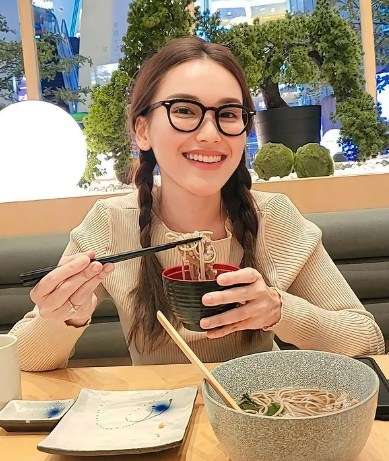 Gaya Hits Ayu Ting Ting Pakai Kacamata, Mirip Gadis Korea