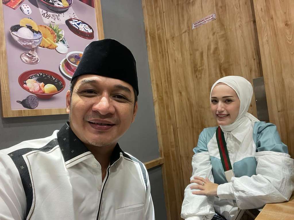 Bocah Imut Ini Pilih Berhenti Kuliah Demi Jadi Vokalis Band, Kini Kariernya Kian Moncer Usai Banting Stir Jadi Pejabat 