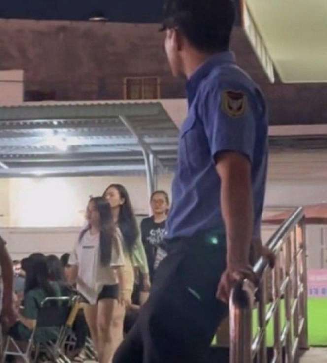 Artis ini Sering Pamer Rumah Mewah Bak Istana, Kini Kepergok Jadi Satpam, Istri Jualan di Pasar, Lihat Potretnya