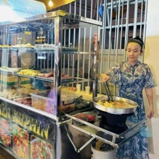 Artis ini Sering Pamer Rumah Mewah Bak Istana, Kini Kepergok Jadi Satpam, Istri Jualan di Pasar, Lihat Potretnya