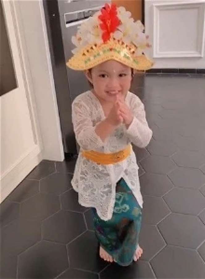 12 Potret Anak Balita Artis Pakai Kebaya, Chava & Ameena Super Gemas, Bak Boneka Nasional