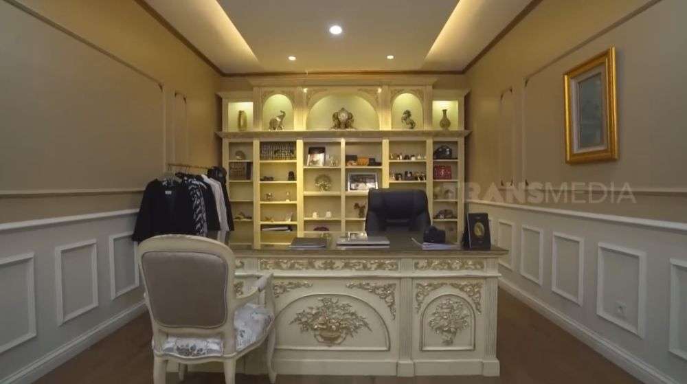 Serba Emas! Potret Ruang Kerja Shindy Samuel, Ada Pintu Rahasianya 