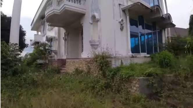 Rumah Mewah yang Dijuluki `Istana Putih` Ini Dijual Seharga Rp20 Miliar, Kini Terbengkalai Sisakan Aura Mencekam